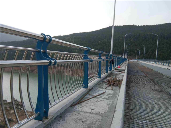 鞍山不锈钢桥梁护栏的特点及其在桥梁安全中的重要作用