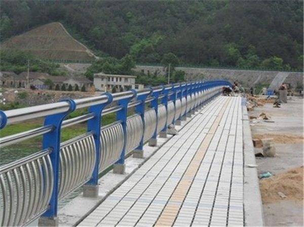 鞍山不锈钢桥梁护栏是一种什么材质的护栏